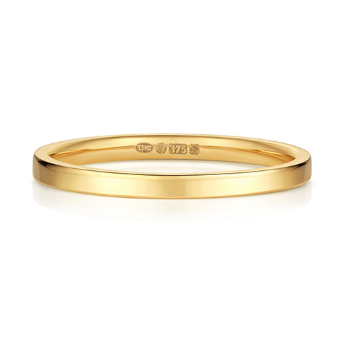 Flat Court Wedding Band 1.7mm in yellow gold, lying flat