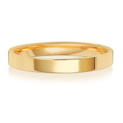 Flat Court Wedding Band 2.5mm in yellow gold, lying flat
