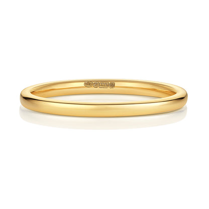 Soft Court Wedding Band 1.7mm in yellow gold, lying flat