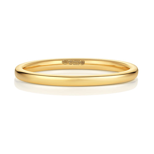 Soft Court Wedding Band 1.7mm in yellow gold, lying flat